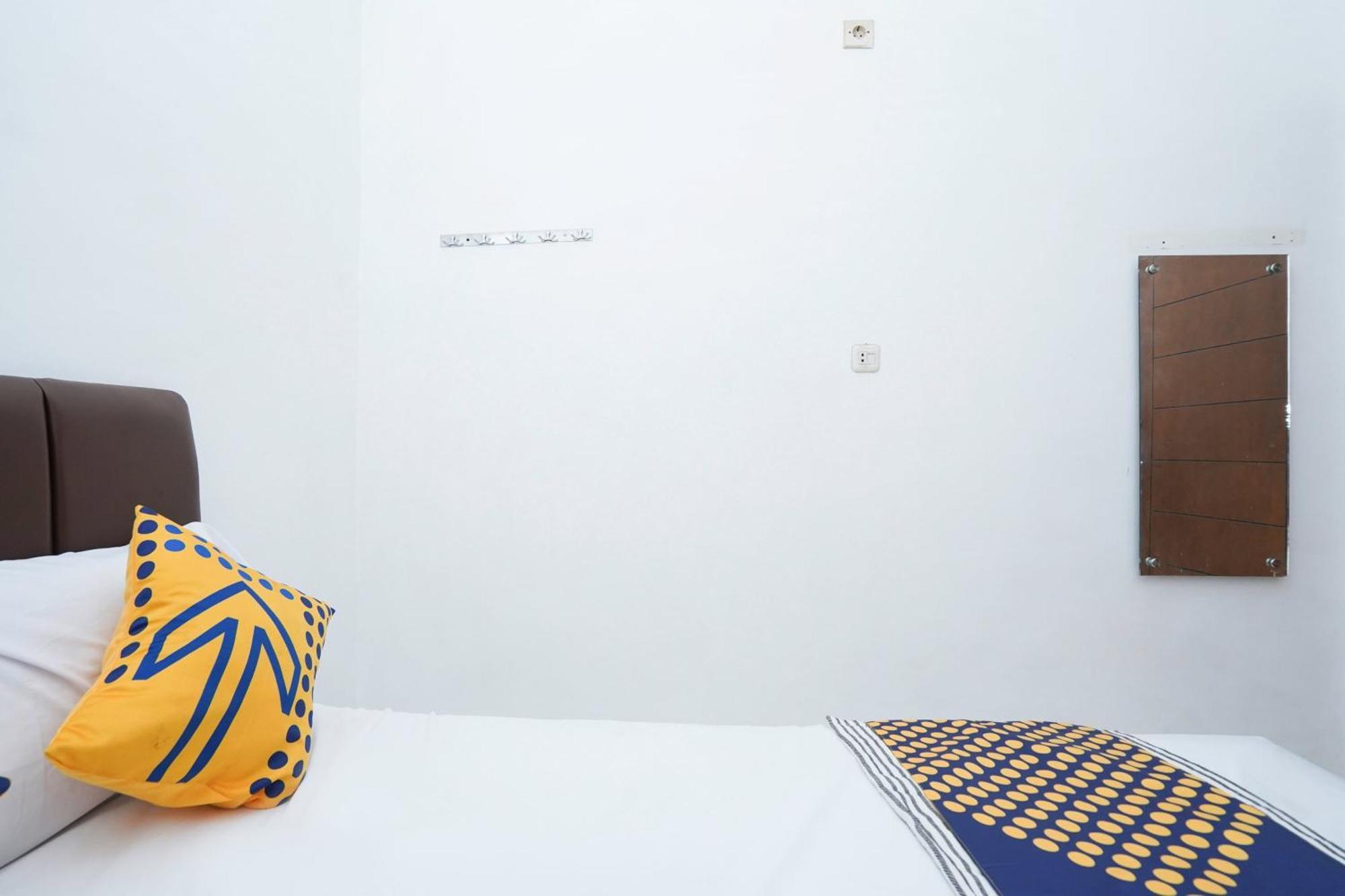 Spot On 2479 Berkah Residence Syariah Gresik エクステリア 写真